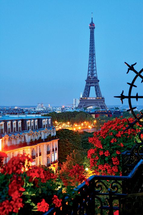 Hotel Plaza Athenee Paris, Plaza Athenee Paris, Hotel Secrets, Plaza Athenee, Kuching, Romantic City, Breathtaking Places, Places In The World, Visit Paris