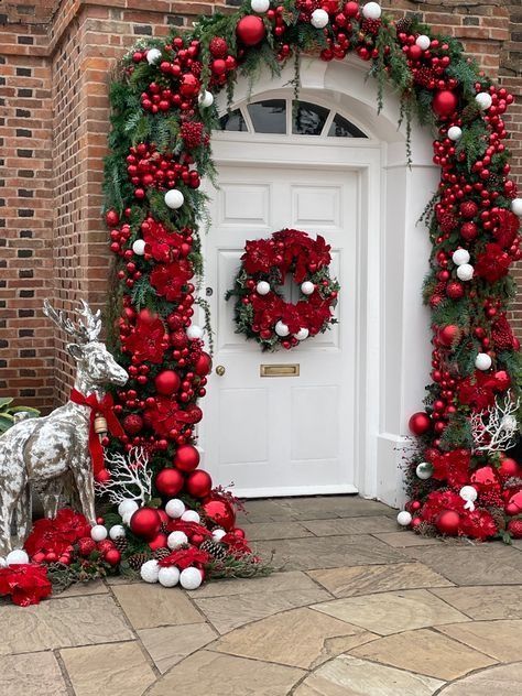 Porch Garland Ideas, Front Porch Garland, Outdoor Christmas Garland, Porch Garland, Ideas Decoracion Navidad, Fall Dec, Christmas Arch, Front Door Christmas Decorations, Garland Ideas