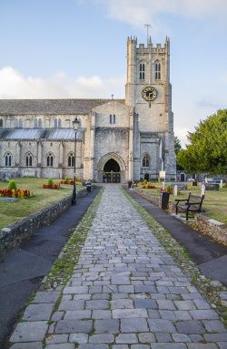 Christchurch Priory in Dorset by Steve Elson. Christchurch Dorset, Pictures Of England, Uk Countryside, Travel Reading, Haunted Places, New Images, Christchurch, Latest Pics, Devon