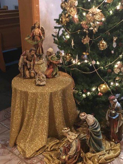 Christmas Nativity Scene Display Indoor, Pesebres Navidad Ideas, Advent Church Decorations, Christmas Nativity Images, Christmas Nativity Scene Display, Nativity Scene Display, Christian Christmas Decorations, Church Christmas Decorations, Christmas Tree Village