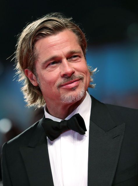 First Kiss Stories, Brad Pitt News, Haircut References, Love In The Future, Kiss Stories, Brad Pitt Style, Guy Celebs, William Bradley Pitt, Brad Pitt Photos