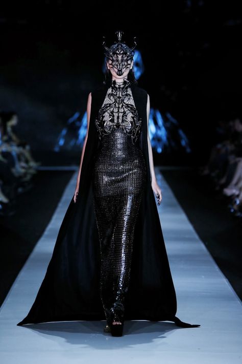 EXOSKELETON S/S 2014 COLLECTION BY TEX SAVERIO ~ Signorfandi Tex Saverio, Jakarta Fashion Week, Post Apocalyptic Fashion, Apocalyptic Fashion, Couture Mode, Futuristic Fashion, Dark Beauty, Post Apocalyptic, Fantasy Fashion