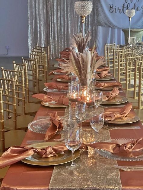 Champagne Color Party Decorations, Rose Gold And Gold Table Setting, Elegant Birthday Party Table Decor, Rose Gold And Champagne Birthday Decor, Rose Gold And Gold Party Decorations, Rose Gold Party Aesthetic, Rose Gold Masquerade Party, Rose Gold And Black 50th Birthday Party, Rose Gold And Gold Birthday Party