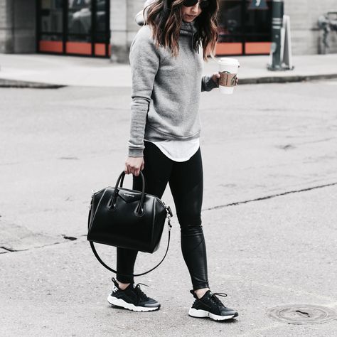 Nike rally hoodie gray Outfits Invierno Frio, Black Tennis Shoes Outfit, Women Hoodie Outfit, Black Sneakers Outfit, Tennis Shoes Outfit Work, Athleisure Inspiration, Outfits Leggins, Errands Outfit, Black Tennis Shoes