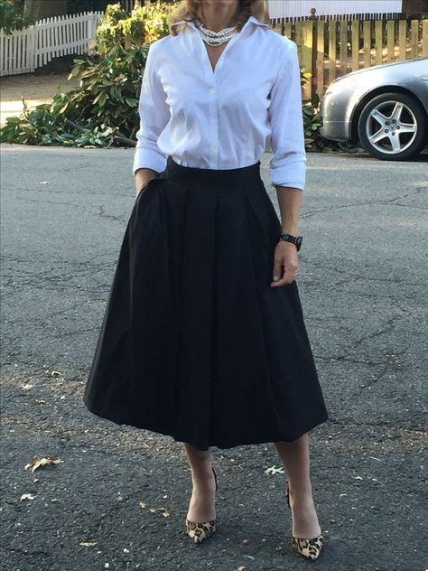 Flare Skirt Outfit Classy, Black Flare Skirt Outfit, White Blouse Outfit Classy, Formal Skirt Outfit, Flare Skirt Outfit, White Blouse Outfit, Black Full Skirt, Dark Skirts, Black Flare Skirt