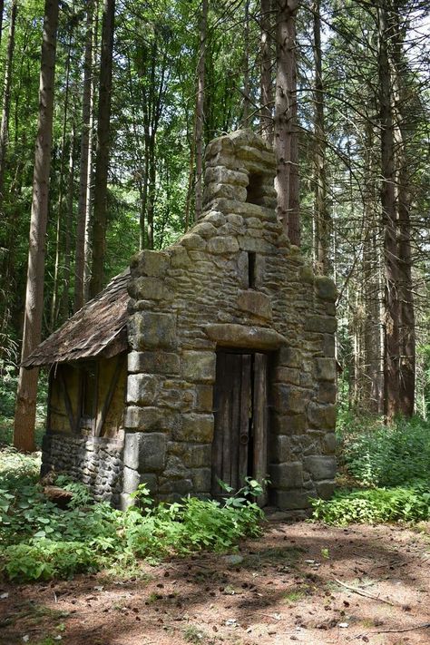 Stone Hut, Cottage In Woods, Tiny Chapel, Gothic Landscape, Stone Cabin, Off Grid Survival, Houses Of The Holy, Stone Cottages, Medieval Houses