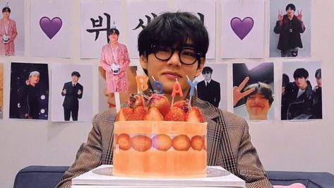 🍓🥛 on Twitter: "🐻🌬🎂… " Bts Cake, Bts Birthdays, V Bts Wallpaper, K Wallpaper, Bts Members, Daegu, V Taehyung, Bts Boys, Japchae