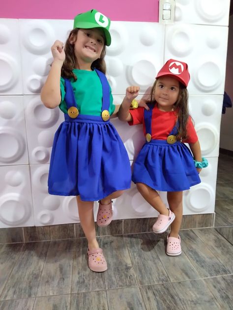 Girl Mario Costume, Princess Peach Halloween, Peach Mario Bros, Mario Costume, Peach Mario, Mario Bros Birthday, Mario Birthday Party, Princesa Peach, Mario Birthday