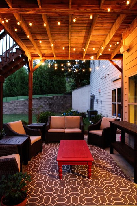 Idea for under deck outdoor patio at new house (2 outdoor rugs put together to make big rug and Christmas lights)--gorgeous feeling Patio Under Decks, Easy Deck, Under Deck, Big Rug, Deck Outdoor, Screened Porches, Patio Pergola, Lights Ideas, Rustic Porch