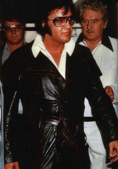 Elvis with his father and Red West in may 11th 1974. Memphis Mafia, Elvis Collectors, Linda Thompson, Elvis Presley Pictures, Elvis And Priscilla, Joseph Jackson, Ann Margret, Barbara Stanwyck, King Of Pop