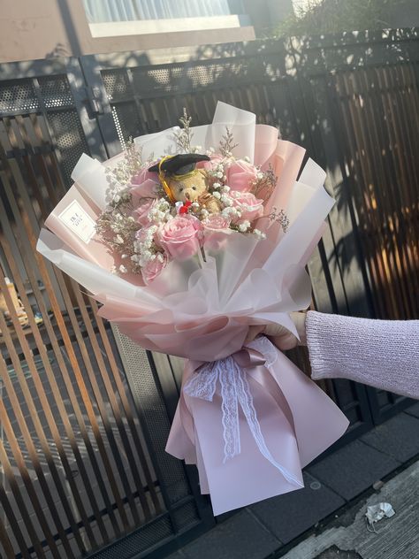 Bouquet Graduation Ideas, Buket Wisuda Aesthetic, Graduation Flowers Bouquet Gift, Bucket Graduation, Graduation Bouquet Ideas, Buket Aesthetic, Bouquet Wisuda, Buket Graduation, Flower Bouquet Graduation