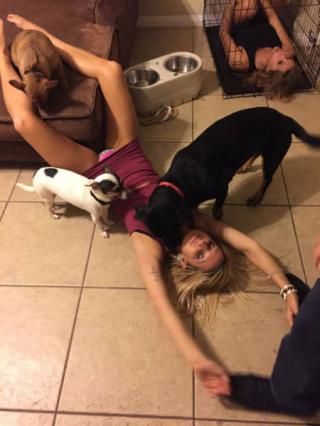 36 Drunk People Who Had Just One More Drunk Funny Pictures, Drunk Girlfriend Aesthetic, Drunk People Videos, Drunk Celebrities, Drunk Couple, Drunk Pics, No Real Friends, Drunk Girlfriend, Drunk Photos