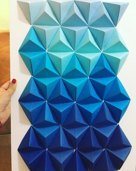 Mi primer cuadro tridimensional de Origami en degradé en tonos de azul. Ver más en mi Fanpage: PsiOrigami 🙋🏻‍♀️💕🙌🏼 Origami Quilt, Origami Wall Art, Paper Folding Art, Origami Patterns, Paper Engineering, Cafe Shop Design, Origami Folding, 3d Origami, Paper Folding