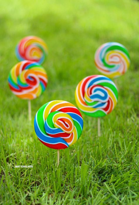 Skittles Lollipop Garden Seeds - How to grow a Lollipop garden with this ONE secret trick using Skittles as seeds and a child's imagination! Butter Finger Dessert, Homemade Mozzarella Sticks, Smart School House, Chocolate Crunch, Popular Crafts, After Life, Edible Garden, New Crafts, Easter Party