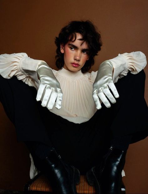 Feminine Men Poses, Men In Feminine Clothes Aesthetic, Androgeny Style, Men In Feminine Clothes, Regal Poses, Victorian Photoshoot, Male Model Photoshoot, Photoshoot Male, Pierrot Clown