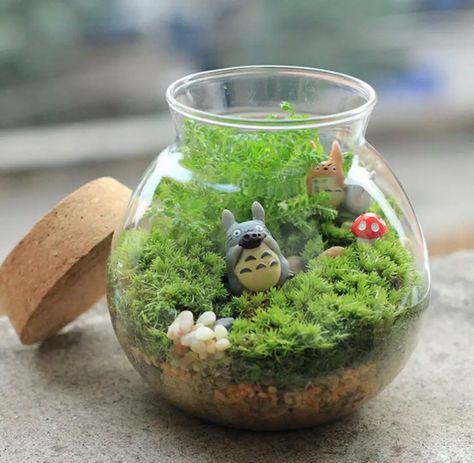 Totoro Diy, Garden Ornaments Diy, Ghibli Studios, Miniature Terrarium, Mushroom Crafts, Terrarium Ideas, Mini Fairy Garden, Mini Gardens, Moss Terrarium