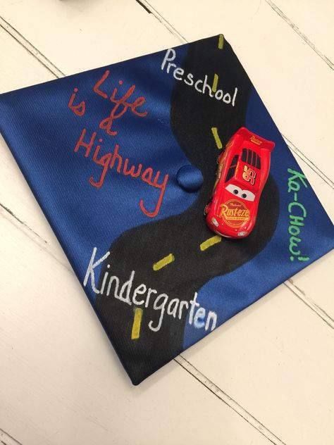 Lightning Mcqueen Graduation Cap, Kindergarten Graduation Ideas, Kindergarden Graduation, Disney Graduation Cap, Teacher Graduation Cap, Preschool Graduation Party, Decorating Car, Creative Graduation Caps, Disney Graduation