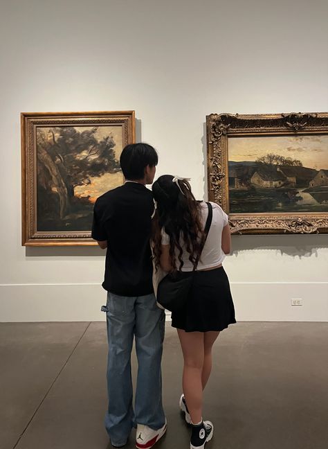 Aesthetic Couple Fits, Museum Photo Ideas Couple, Art Museum Couple Pictures, Art Gallery Couple Aesthetic, Art Gallery Aesthetic Poses, Couple In Art Gallery, Art Gallery Pose Ideas, Art Museum Date Aesthetic, Couple Museum Photography