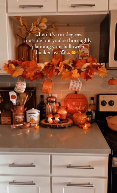 Fall Decor Exterior House, Fall Decor Inspo Kitchen, Fall Theme Home Decor, Cozy Fall Kitchen Decor, Fall Decor In Kitchen, Fall Decorated Kitchen, Fall Themed Kitchen, Traditional Fall Decor Ideas, Countertop Fall Decor