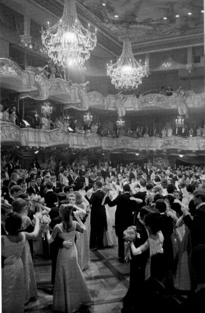 Ballroom dancing 1920s Ballroom Dancing Photography, Ballroom Aesthetic, Ballroom Dance Photography, Dancing Photography, 1920s Aesthetic, Era Victoria, Ball Aesthetic, Royalty Aesthetic, Royal Aesthetic