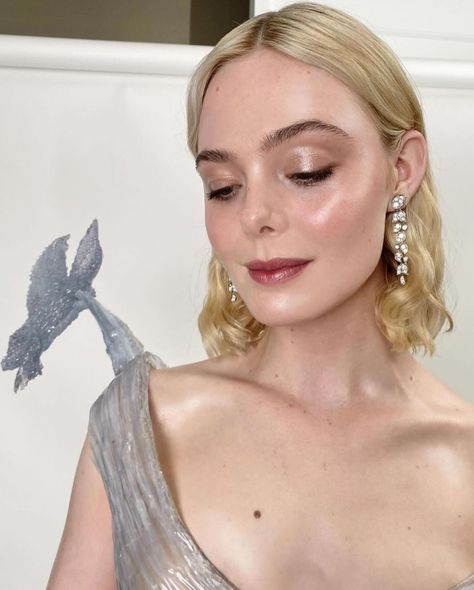 #NEW: posted by @erinayanianmonroe #ElleFanning/@ElleFanning Elle Fanning Met Gala 2024, Elle Fanning Makeup, Elle Fanning Met Gala, Elle Fanning Hair, Met Gala Makeup, Elle Fanning Style, Red Carpet Makeup, Artist Film, Essence Makeup