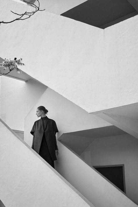 Minimal Fashion Photography, Walter Gropius, Silver Blonde, Street Portrait, Marcel Breuer, Fashion Photography Inspiration, Photoshoot Concept, Minimalist Photography, Trik Fotografi