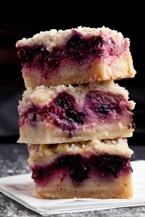 These Berry Crumble Bars are bursting with all the goodness of fresh berries and zesty lemons. They're perfect for serving crowds and couldn't be easier to make! Berry Bars Recipe, Fresh Berry Pie, Berry Bars, Berry Crumble Bars, Berry Cookies, Berry Crumble, Pretty Cupcakes, Crumble Bars, Berry Pie