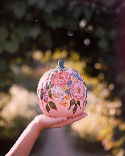 When summer meets fall, and you are an artist who adores photography….there is nothing else to do but to find a flower field and photograph your hand painted floral pumpkins🍁 I guess my job isn’t *thaaattt* hard 😅 Sending virtual hugs and huge thanks to everyone who purchased a hand painted pumpkin this year through my pre-order earlier this month. As promised, it is the end of the week and they are painted, varnished, and signed! I will begin shipping them tomorrow 🥰 I have about 15 le... Pumpkin Floral Painting, Pumpkin Painting Floral, Virtual Hugs, Hand Painted Pumpkin, Painted Pumpkin, Virtual Hug, Painting Floral, End Of The Week, Thanks To Everyone