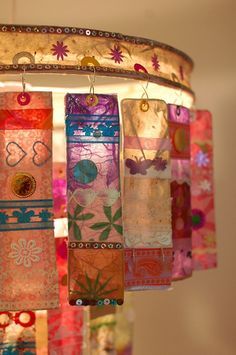 Arktetonix | Luminárias de papel de Hannah Nunn | Lights ... Paper Chandelier, Diy Luminaire, Fabric Chandelier, Luminaire Original, Diy Lampe, Folded Fabric Ornaments, Quilted Christmas Ornaments, Paper Light, Diy Chandelier