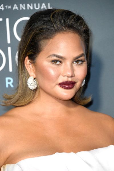 Model & Host Chrissy Teigen was seen wearing our Diamond Chunky hoops for Critics Choice Awards #jaipurgems #chrissyteigen #diamondhoops #hoops #contemporaryjewels Brown Ombré Hair, Chrissy Teigen Hair, Brown Ombre Hair, Winter Hair Color Ideas, Fall Hair Color Ideas, Elsa Pataky, Claudia Cardinale, Best Wedding Hairstyles, Best Haircuts