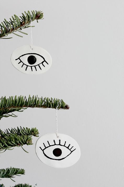 Easy Ornaments To Make, Cute Christmas Ideas, Easy Ornaments, Ornaments To Make, Evil Eye Art, Reading Diy, Minimal Christmas, Holiday Wrap, Creative Arts And Crafts