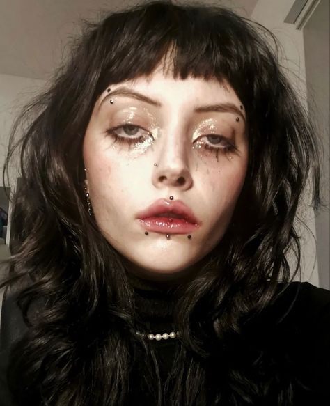 Larger Eyes Makeup, Woman Face Reference 3/4, Creepy Fairy Makeup, Masc Grunge Makeup, Sick Makeup Look, Pretty Goth Makeup, Nonbinary Makeup, David Bowie Makeup, Androgynous Makeup