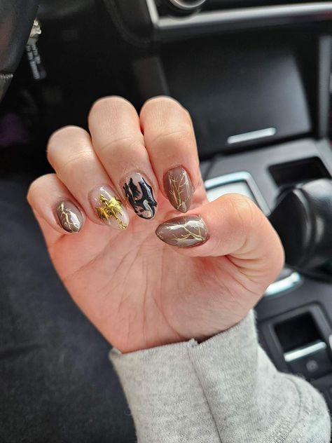 Fourth Wing Nail Ideas, Throne Of Glass Nail Art, Fourth Wing Inspired Nails, Book Themed Nails, Fourth Wing Nails Designs, Fourth Wing Nail Art, Bookish Nail Art, Booktok Nails, Throne Of Glass Nails