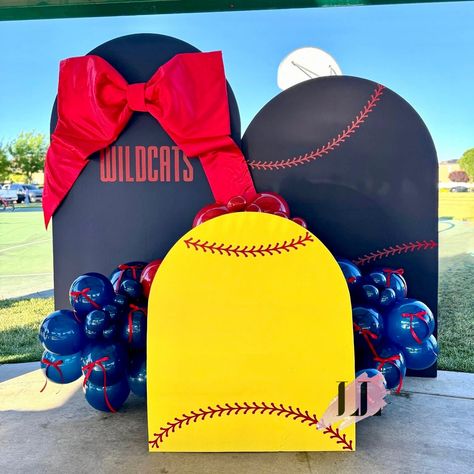 For the love of softball. 🥎❤️ I just adore this big bow! 🎀 A perfect recreation of the cute red bows worn by the Freshman Wildcats this season. 🥰💙 @mantecayouthsoftball Custom backdrop, balloons, and bow @aloveforlavish - - - - Big bow, bow trend, bows and balloons, backdrop and balloons, softball, softball ideas, softball party, wildcats, bows and backdrops, balloon styling, backdrop styling, backdrop ideas, bow inspo, bow ideas, party inspiration, bow styling Softball Backdrop Ideas, Softball Balloon Arch, Softball Balloons, Balloon Styling, Softball Decorations, Balloon Craft, Balloons Backdrop, Backdrop Balloons, Softball Ideas