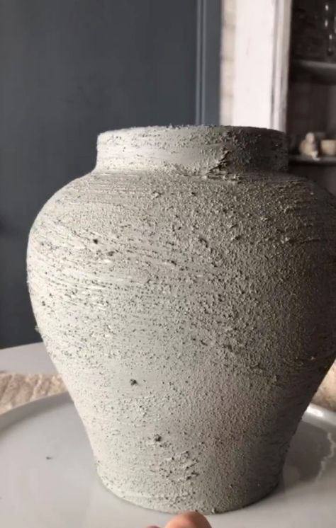 DIY Rustic Vase - Noni's House % Diy Stone Vase Baking Soda, Diy Rustic Vase, Diy Painted Vases, Black Chalk Paint, Thrifty Diy, Stone Lamp, Chalk Paint Colors, Stone Vase, Rustic Vase