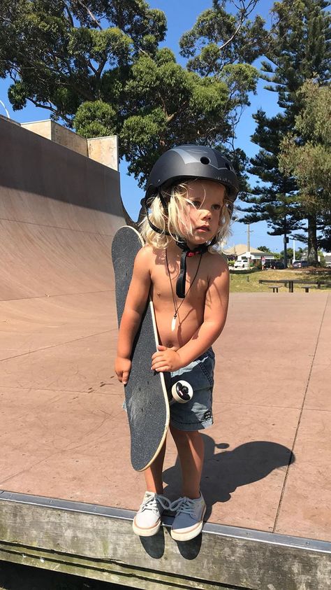 Can’t handle a mini skater!! So cute! 😍 Outdoor Event Ideas, Surfer Kids, Surfer Baby, Kids Goals, I Want A Baby, Foto Baby, Future Mom, Skateboard Art, Outdoor Event