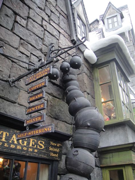 Leaky Cauldron, Harry Potter Set, Harry Potter Shop, Harry Potter Halloween, Harry Potter Decor, Hogwarts Aesthetic, Diagon Alley, Harry Potter Christmas, Harry Potter Room