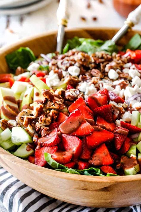 side shot of Strawberry Spinach Salad with balsamic dressing, strawberries, cucumbers and toasted ramen Strawberry Pecan Feta Salad, Strawberry Spinach Salad With Balsamic, Easy Strawberry Salad, Strawberry Dressing, Salad Balsamic, Balsamic Strawberries, Caramelized Pecans, Strawberry Salad Recipe, Strawberry Spinach Salad