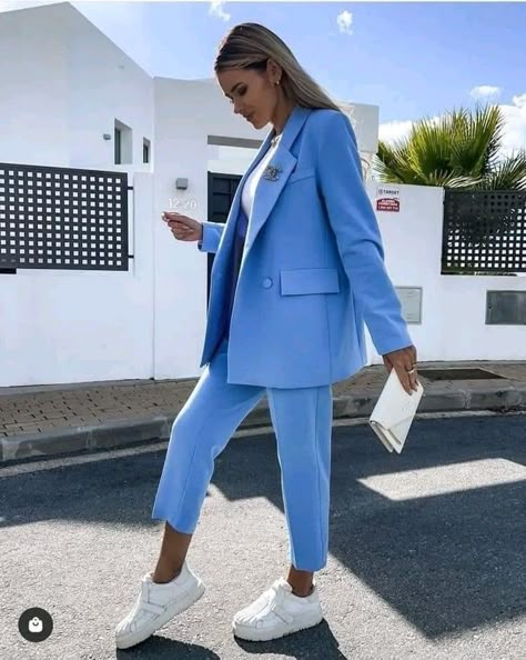 Blue Suit For Women Classy, Light Blue Suit Women Outfit, Suits And Sneakers, Mode Mantel, Woman Suit Fashion, Stylish Work Outfits, Blazer Outfits, Formal Outfit, Professional Outfits