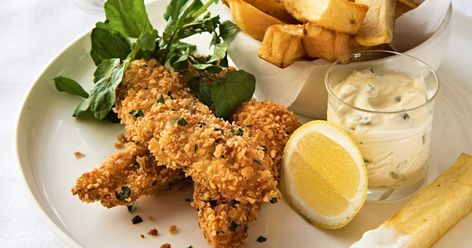 These fancy chicken nuggets and delicious chips will make you feel like a child again. Fish And Chips Plating, Basa Fish Recipes, 7 Course Meal, Healthy Food Plan, Best Fish Recipes, Plating Ideas, Chicken And Chips, Fancy Chickens, Chicken Plating