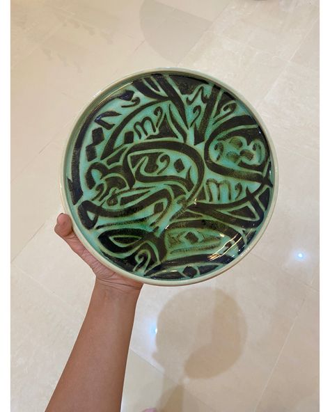 Arabic Pottery, Clay Work, White Bird, Ceramic Plate, Clay Pottery, Ceramic Plates, Arabic Calligraphy, Calligraphy, Hand Painted