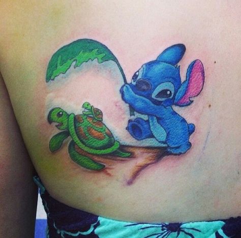 Stitch with sea turtles! Turtle Tattoo Ideas, Cute Disney Tattoos, Disney Stitch Tattoo, Ohana Tattoo, Sea Turtle Tattoo, Turtle Tattoo Designs, Evil Tattoo, Stitch Tattoo, Turtle Drawing