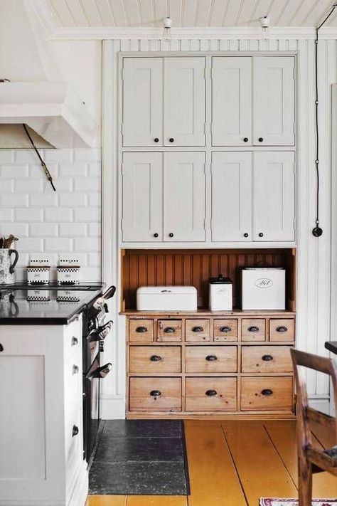 Antique Kitchen Cabinets, Interior Remodeling, Lower Cabinets, Eclectic Kitchen, Pie Safe, Interior Vintage, Casa Vintage, Big Kitchen, Storage Kitchen