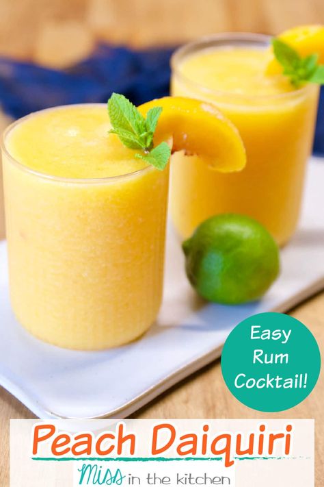 Frozen Peach Cocktail, Peach Daiquiri Recipe, Peach Schnapps Drinks, Frozen Mixed Drinks, Peach Cocktail Recipe, Rum Cocktails Easy, Peach Rum, Peach Daiquiri, Rum Drinks Recipes