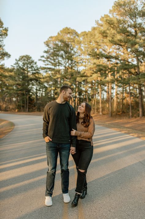 Couple Photoshoot Poses Standing, Standing Up Couple Poses, Couple Photoshoot On Road, Hillside Couple Photoshoot, Couple Poses Photography Park, Couple Poses Reference Outdoor, Couple Poses On Road, Couple Photoshoot Props, Couples Photoshoot Height Difference