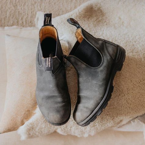 Blundstone’s Instagram photo: “Our #587s in rustic black are built for comfort. One of the cornerstones of our Classics series, they're beautiful straight out of the box…” Blundstone Rustic Black, Bob Chapeau, Sacs Tote Bags, Blundstone Boots, Cold Weather Outfits, Chelsea Boots, Chelsea, Shoes Mens, Ankle Boot