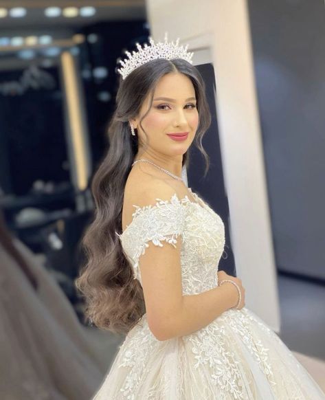 Hair Wedding Style With Crown, Simple Quince Hairstyles With Crown, Long Hair Wedding Styles With Crown, Bridal Hair Half Up With Crown, Bride Hairstyles Down Loose Waves, Bride Hairstyle With Crown, Hairdo Wedding The Bride, Bridal Hairstyle With Crown, Bridal Crown Hairstyles