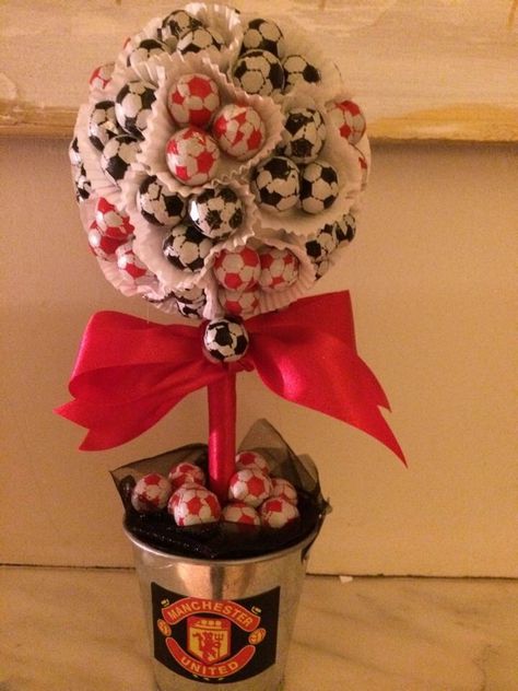 Football Gift Ideas, Football Candy, Handmade Christmas Presents, Candy Trees, Sweet Trees, Sweet Gift Ideas, Boys Gift, Diy Gifts For Him, Unique Gift Wrapping