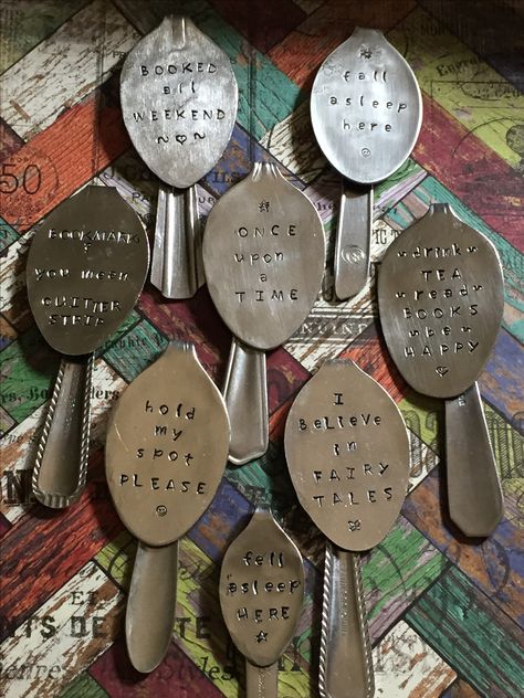 Vintage spoon bookmark Stamped Spoons Ideas, Spoon Bookmarks Diy, Metal Spoon Crafts Diy, Metal Stamping Ideas Inspiration, Spoon Jewelry Diy How To Make, Spoon Bookmarks, Metal Stamping Ideas, Metal Stamping Projects, Spoon Jewelry Diy