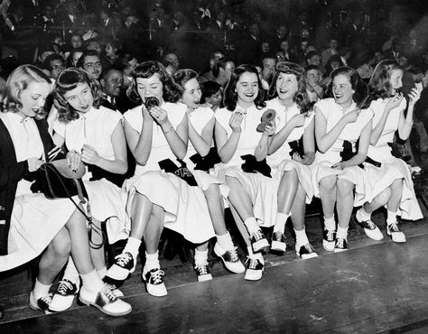 These girls are all so cute, the uniforms are great and the saddle shoes are all perfectly white. I love that they are checking their faces, as if you could improve on these lovely ladies. 1950s Teenagers, Bobby Socks, Cheerleading Photos, Poodle Skirt, Saddle Shoes, Vintage Life, Tomboy Fashion, 1950s Fashion, Dress With Cardigan